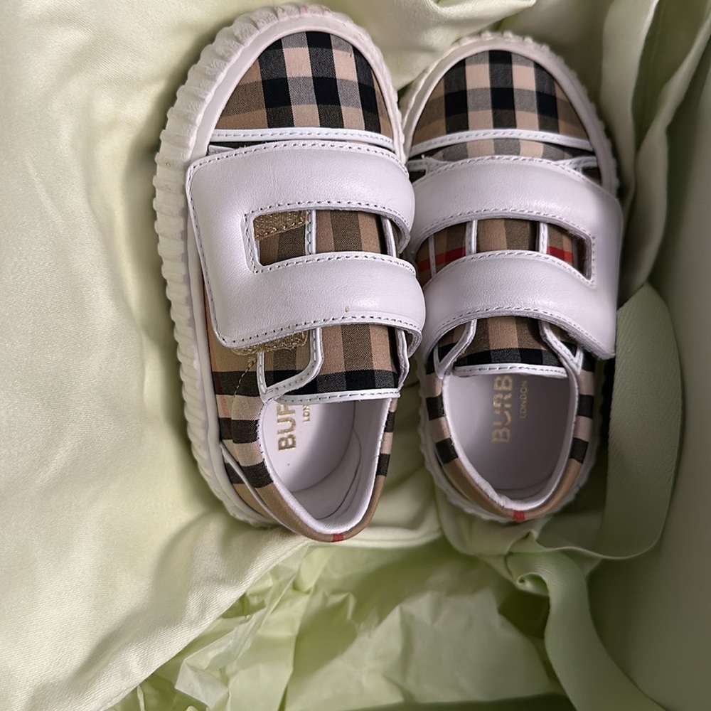 Burberry , kids size 6.5